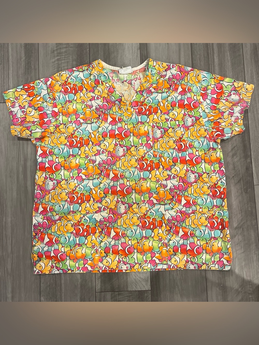 Peaches Uniforms Multicolor Short Sleeve Scrub Top with Colorful Fish Print